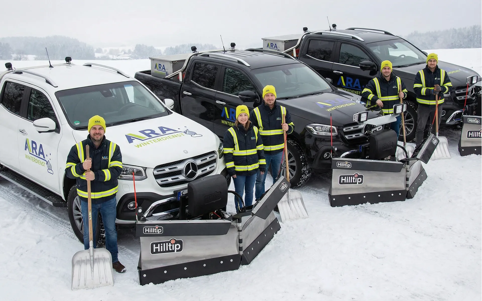 Winterdienst ARA Mitarbeiter vor ihren Räumfahrzeugen für den Streudienst